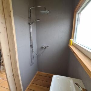 prysznic w łazience z umywalką w obiekcie Tiny House w mieście Neusiedl an der Zaya