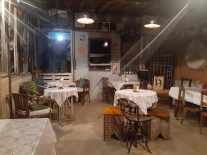 un restaurante con mesas y sillas con mantel blanco en Aldea Zen Chales Privativos, en Ouro Preto