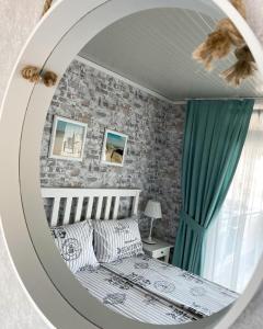 1 dormitorio con cama y espejo en La Veranda Sinemorets en Sinemorets