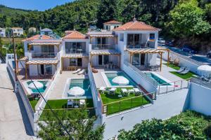 Bazén v ubytování AGNONTAS LUXURY VILLAS nebo v jeho okolí