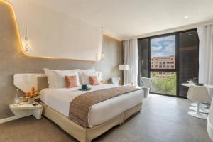 Postel nebo postele na pokoji v ubytování Pestana CR7 Marrakech + 37 fotografií
