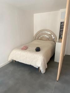 um quarto com uma cama com um chapéu em Les Baux-Beaux em Les Baux-de-Provence