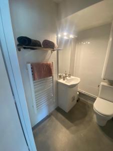 uma pequena casa de banho com WC e lavatório em Les Baux-Beaux em Les Baux-de-Provence