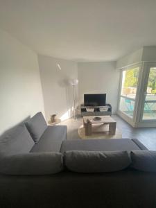 a living room with a couch and a table at Les Baux-Beaux in Les Baux-de-Provence