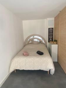 um pequeno quarto com uma cama com uma placa na parede em Les Baux-Beaux em Les Baux-de-Provence