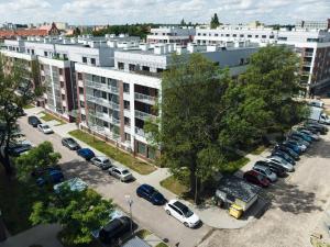 uma vista aérea de um parque de estacionamento numa cidade em Apartamenty Silver 4 em Szczecin