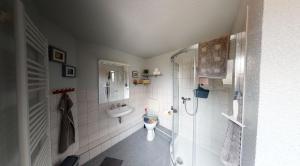 ein Bad mit einer Dusche, einem WC und einem Waschbecken in der Unterkunft Fewo Wattfischer II in Cuxhaven