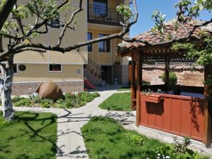 Zahrada ubytování Guest House Tsenovi