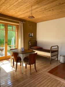 Zimmer mit einem Tisch und einem Bett sowie einem Schlafzimmer in der Unterkunft Degustarium Bavory in Bavory