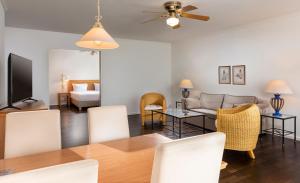 Precise Resort Rügen Apartments & SPLASH Erlebniswelt的电视和/或娱乐中心