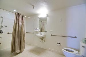 Koupelna v ubytování Motel 6-Twentynine Palms, CA + 35 fotografií