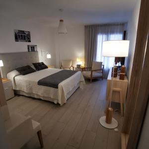 a bedroom with a bed and a table with a lamp at La Roka in Salobreña