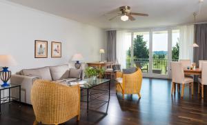 Precise Resort Rügen Apartments & SPLASH Erlebniswelt的休息区