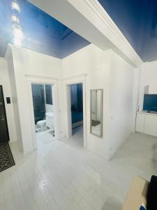 ママイア・ノルドにあるBoudoir Tropical Apartmentsの白い部屋(トイレ、鏡付)