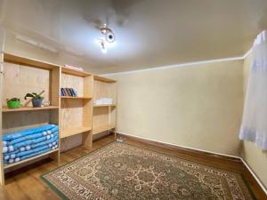 纳伦Rozalinda Guesthouse的地板上铺着地毯的空房间