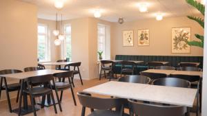 jadalnia ze stołami i krzesłami w obiekcie Hotelcity w mieście Holstebro