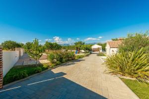 Ogród w obiekcie Villa Casa di Nikola ZadarVillas