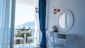 a room with a mirror and a table and a balcony at Sole'n Blu in Kaş