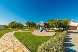 Plac zabaw dla dzieci w obiekcie Villa Casa di Nikola ZadarVillas