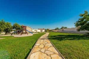 Ogród w obiekcie Villa Casa di Nikola ZadarVillas