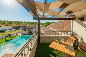 Basen w obiekcie Villa Casa di Nikola ZadarVillas lub w pobliżu