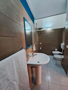 La salle de bains est pourvue d'un lavabo et de 2 toilettes. dans l'établissement Sofi House, à Santo Stefano di Camastra