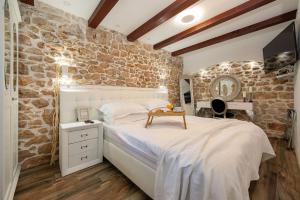 Łóżko lub łóżka w pokoju w obiekcie Villa Casa di Nikola ZadarVillas