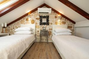Łóżko lub łóżka w pokoju w obiekcie Villa Casa di Nikola ZadarVillas