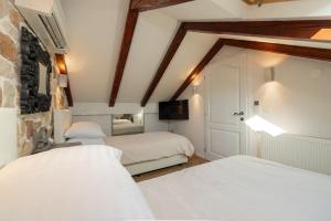 Łóżko lub łóżka w pokoju w obiekcie Villa Casa di Nikola ZadarVillas