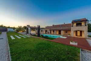 Basen w obiekcie Villa Casa di Nikola ZadarVillas lub w pobliżu