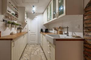 Kuchnia lub aneks kuchenny w obiekcie Villa Casa di Nikola ZadarVillas