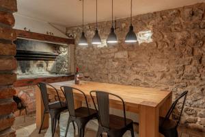 jadalnia z drewnianym stołem i krzesłami w obiekcie Villa Casa di Nikola ZadarVillas w mieście Posedarje