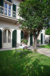 uma mesa e cadeiras em frente a uma casa em Il Piccolo Verde em Terranuova Bracciolini