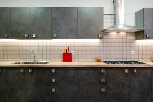 A kitchen or kitchenette at Hotel Jimla