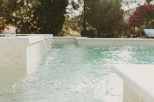 uma piscina com água a jorrar em Hacienda el Tarajal em Priego de Córdoba