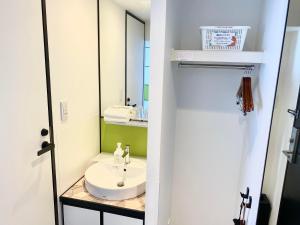Bilik mandi di Henn na Hotel Osaka Shinsaibashi