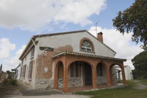 un vecchio edificio in mattoni con ingresso ad arco di Casa Fina Espeja (Salamanca) a Espeja