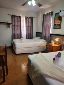 เตียงในห้องที่ SAINT Charles Inn, Belize Central America