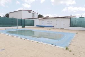 una piscina vuota in mezzo a un cortile di Casa Fina Espeja (Salamanca) a Espeja