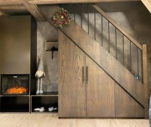 un gran armario de madera en una sala de estar con chimenea en Buhta Vikingiv en Vodniki