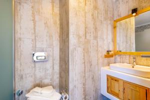uma casa de banho com um lavatório, um WC e um espelho. em Payam Hotel em Kas