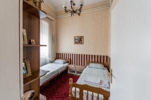 1 dormitorio con 2 camas y lámpara de araña en Apartment Panorama Central, en Novi Sad