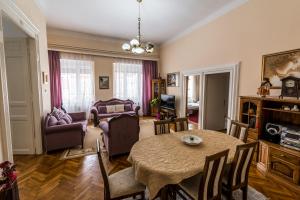 sala de estar con mesa y comedor en Apartment Panorama Central en Novi Sad