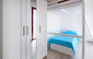 Postel nebo postele na pokoji v ubytování 2 Bedroom Beautiful Apartment In Capezzano Pianore