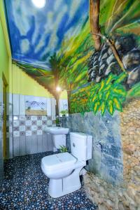 łazienka z toaletą i obrazem na ścianie w obiekcie Royal Mount Ella w mieście Ella