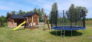 plac zabaw ze zjeżdżalnią i domek do zabawy w obiekcie Magico Posto w mieście Wierzchucino