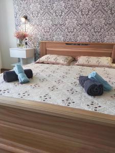 un grande letto con due cuscini sopra di 2-ju kambariu butas a Ignalina
