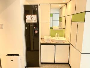 Bilik mandi di Henn na Hotel Osaka Shinsaibashi