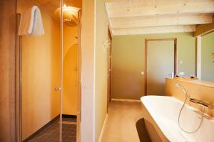 een badkamer met een wastafel en een glazen douche bij Bed & Coffee Skilleplaatsje in Den Burg