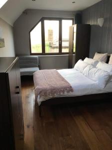 מיטה או מיטות בחדר ב-Centre of Dingle Town - Luxury Holiday Apartment